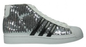 Der Adidas Originals Sequin von Jeremy Scott in white silver
