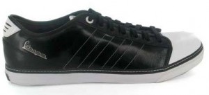 Take it low - der Adidas Vespa in schwarz und weiß
