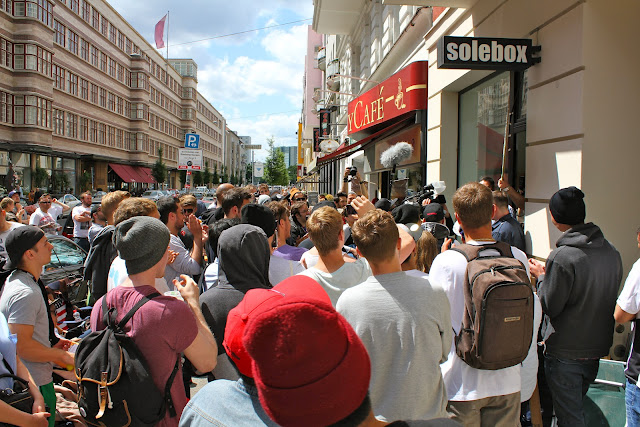 Stau vor dem Verkauf des Nike Air Yeezy 2 bei Solebox